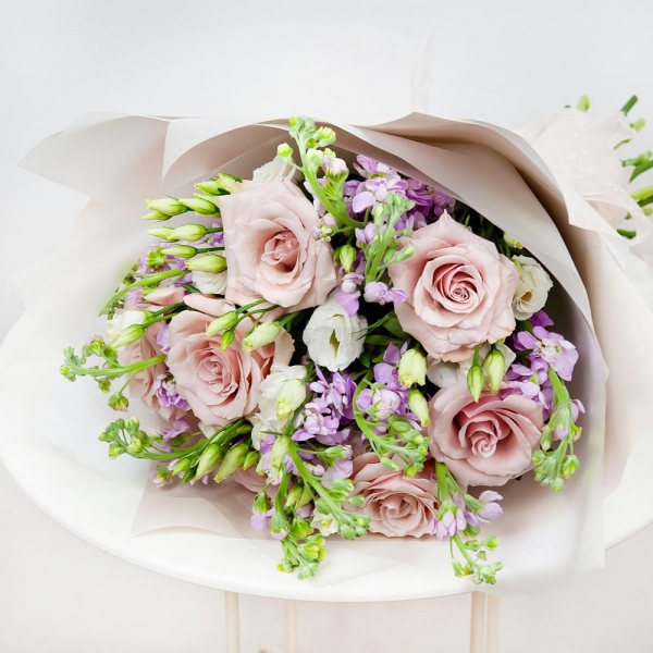 Matthiola Lilac - 12, lisianthus - 4, Rose Powder 50 cm Ecuador (Quicksand, Menta) - 9, Wrapping Paper