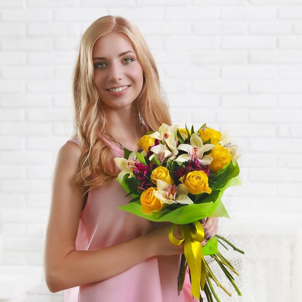 White Cymbidium Orchid Bud - 10, Yellow rose 50 cm - 10, Alstromeria lilac, purple - 7, Flask for orchids, Salal, Felt, Ribbon