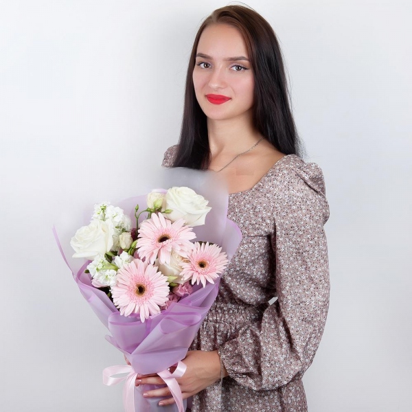 Gerbera pink - 3, White rose 50 cm - 4, White Matthiola - 3, lisianthus - 3, Wrapping Paper