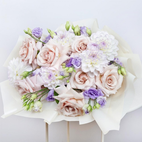 Rose Powder 50 cm Ecuador (Quicksand, Menta) - 11, White Dahlia - 8, Purple Lisianthus (Eustoma) - 6, Wrapping Paper