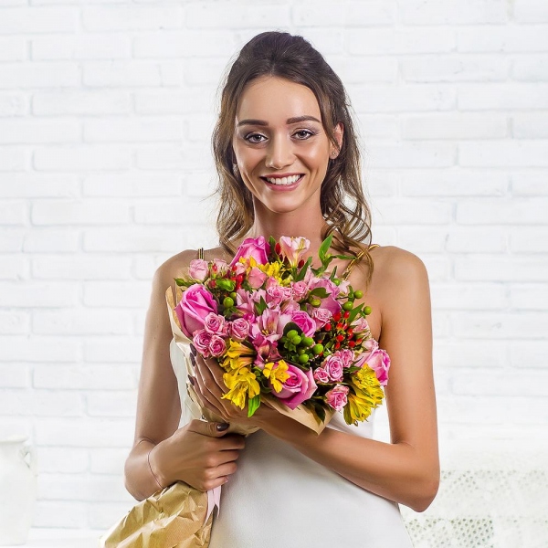 Pink rose 50 cm - 13, Bright pink spray rose mix, 50 cm - 11, Alstromeria white, soft pink - 4, Alstromeria Yellow, Orange - 4, Hypericum, Wrapping Paper