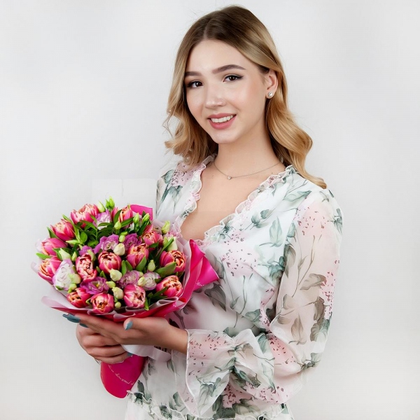 Pink Lisianthus (Eustoma) - 4, Pink tulip - 25, Pistachio, Wrapping Paper