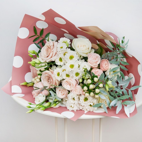 Santini White Spray Chrysanthemum - 5, Rose Powder 50 cm Ecuador (Quicksand, Menta) - 5, White rose 50 cm - 4, lisianthus - 4, Peony sprayrose - 4, Hypericum, Pistachio, Wrapping Paper