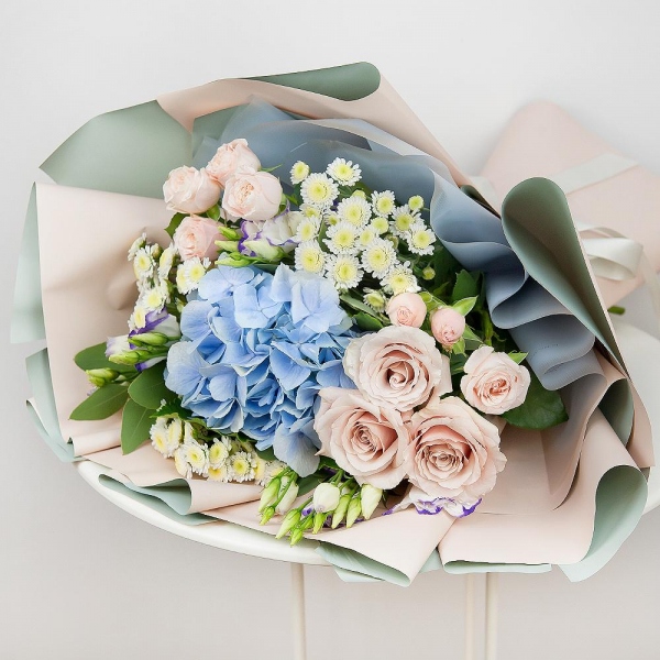 Blue/purple hydrangea - 2, Rose Powder 50 cm Ecuador (Quicksand, Menta) - 5, Spray rose: white, cream, light pink 50 cm - 4, Purple Lisianthus (Eustoma) - 4, Athos poms Stallion - 4, Eucalyptus populus (1 pc.), Wrapping Paper