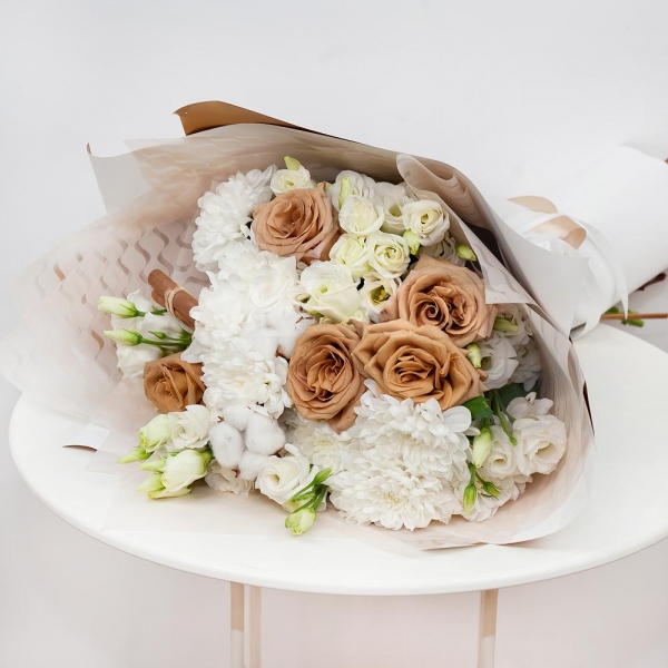 Роза Тоффи - 8, lisianthus - 5, Baltica White Spray Chrysanthemum - 5, Cotton bud, Cinnamon decorative packaging, Wrapping Paper