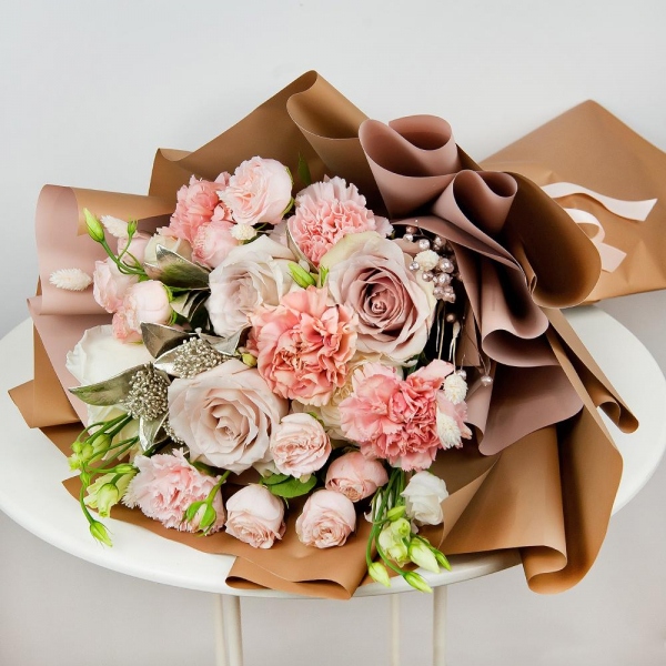 Rose Powder 50 cm Ecuador (Quicksand, Menta) - 5, lisianthus - 4, White rose 50 cm - 3, Peony sprayrose - 4, Pink carnation - 8, Dried flowers decor, Wrapping Paper