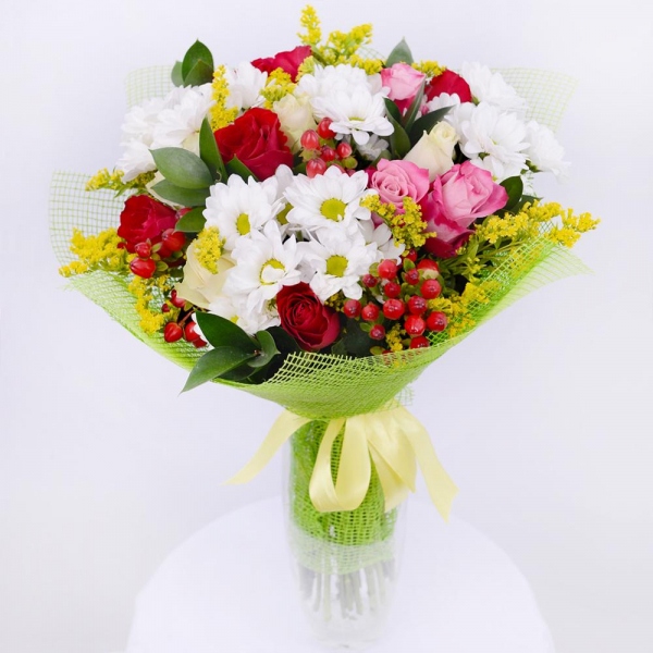 Rose 40 cm - 19, Bacardi White Spray Chrysanthemum - 8, Hypericum, Solidago (1 pc.), Ruscus, Jute 1 meter, Ribbon