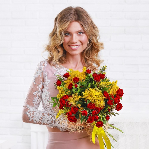 Spray rose: red 50 cm - 15, Solidago (1 pc.), Pistachio, Mesh (Abaka), Ribbon