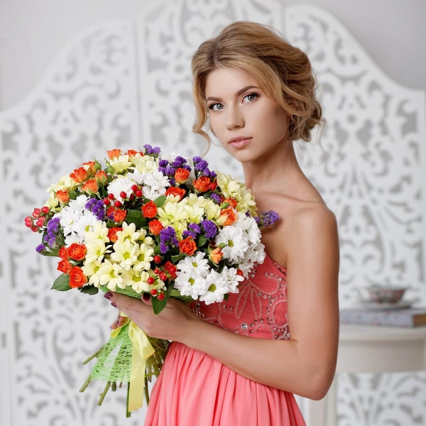 Spray rose: yellow, orange 50 cm - 13, Bacardi White Spray Chrysanthemum - 7, Bacardi Yellow Spray Chrysanthemum - 7, Blue Statice, Hypericum, Sisal, Ribbon