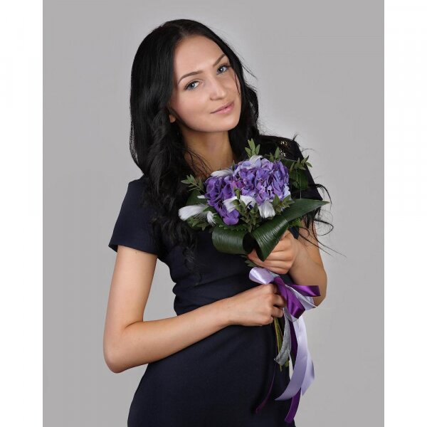 Blue/purple hydrangea - 3, Aspidistra (1 pc.), Eucalyptus parvifolia (1 pc.), Feathers decor., Ribbon