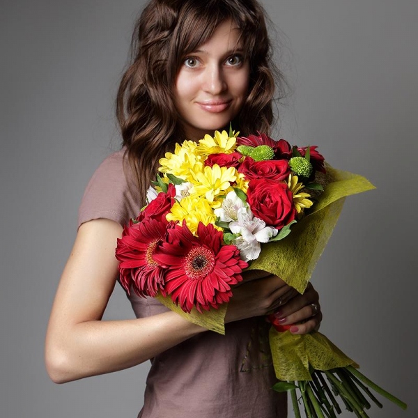 Red rose 50 cm - 9, Gerbera red - 7, Bacardi Yellow Spray Chrysanthemum - 5, Athos pom Feeling Green - 4, Felt, Ribbon, Ruscus