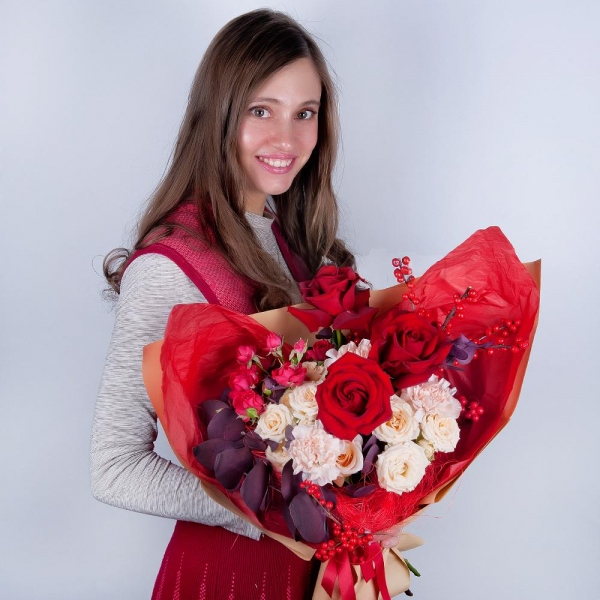 Spray rose: white, cream, light pink 50 cm - 2, Red rose 50 cm - 4, Carnation white, cream - 4, Spray rose: red 50 cm - 3, Eucalyptus Cinerea, Ilex, Wrapping Paper, Sisal
