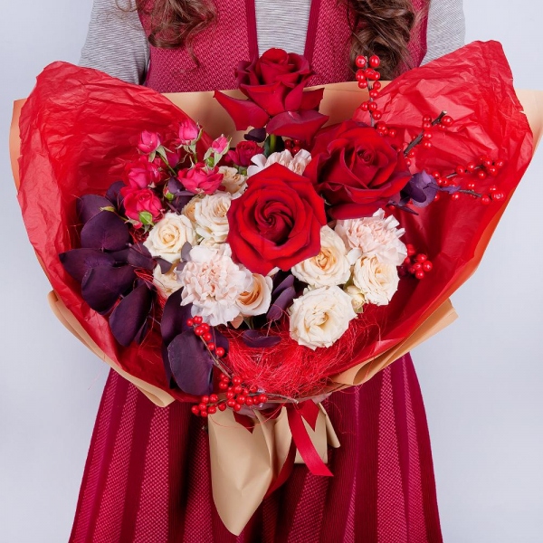 Spray rose: white, cream, light pink 50 cm - 3, Red rose 50 cm - 5, Carnation white, cream - 5, Spray rose: red 50 cm - 3, Eucalyptus Cinerea, Ilex, Wrapping Paper, Sisal