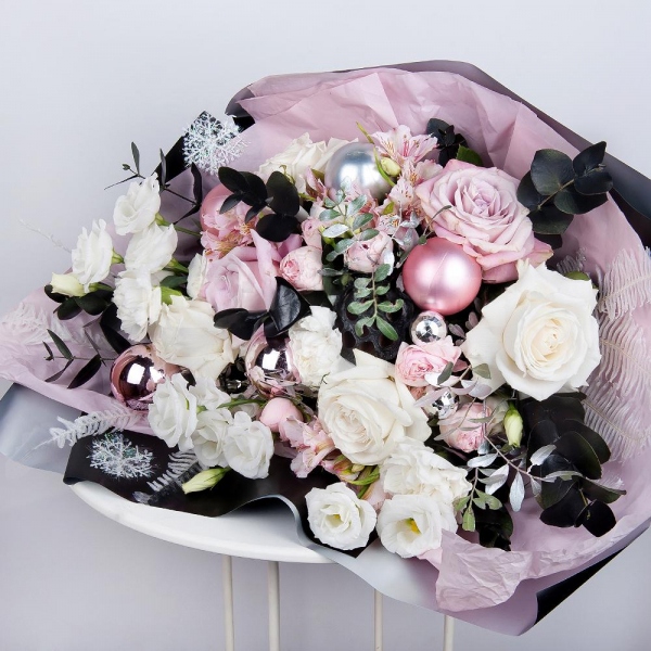 Pink rose 50 cm - 3, Peony sprayrose - 3, Alstromeria white, soft pink - 4, Carnation white, cream - 5, lisianthus - 3, White rose 50 cm - 5, Pistachio, Eucalyptus Cinerea, Dried flowers decor, Christmas decor (set), Wrapping Paper