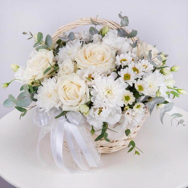 Роза белая 50 см - 7, Хризантема кустовая Сантини белая - 2, Лизиантус - 2, Хризантема кустовая Балтика белая - 2, Корзина маленькая, Оазис, Эвкалипт цинерия, Лента