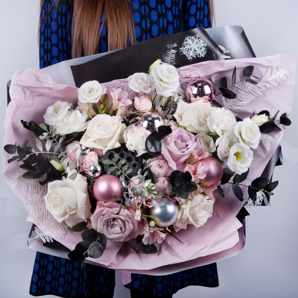 Pink rose 50 cm - 3, Peony sprayrose - 4, Alstromeria white, soft pink - 5, Carnation white, cream - 7, lisianthus - 3, White rose 50 cm - 6, Pistachio, Eucalyptus Cinerea, Dried flowers decor, Christmas decor (set), Wrapping Paper