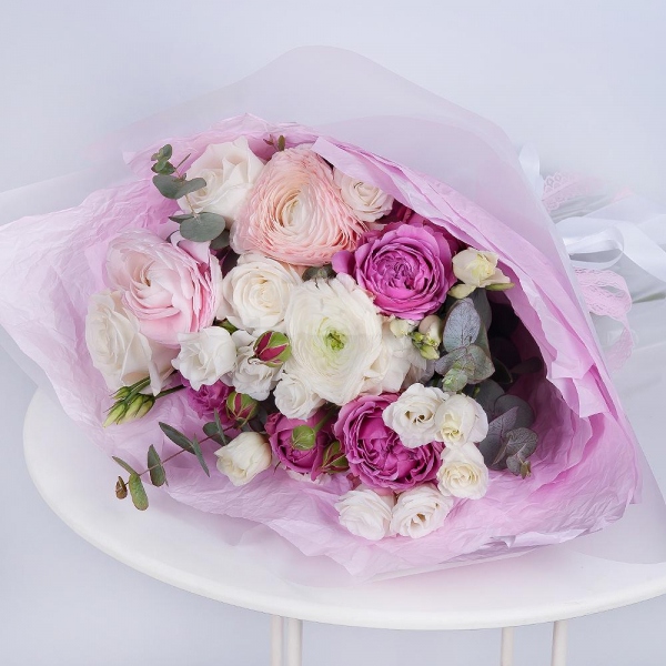 White rose 50 cm - 4, Ranunculus Pink - 2, Spray peony rose Misty Bubbles, 50 cm - 3, lisianthus - 3, Ranunculus White - 1, Eucalyptus Cinerea, Wrapping Paper
