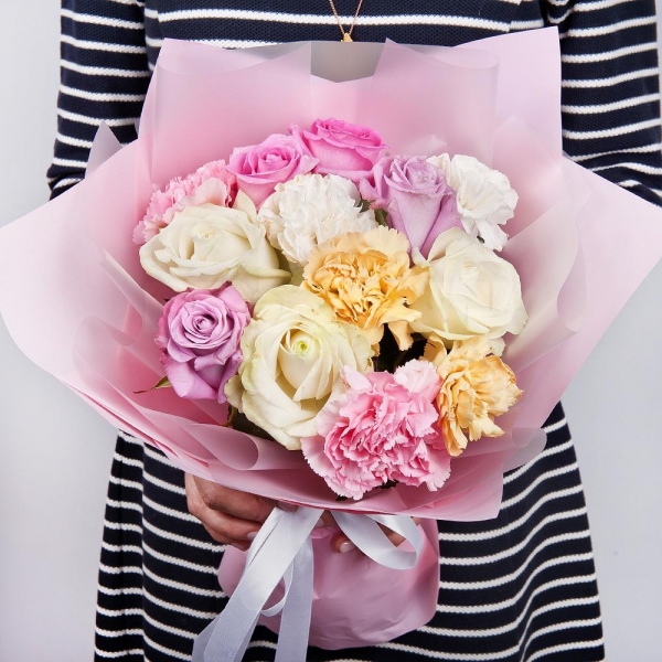 White rose 50 cm - 4, Pink rose 50 cm - 6, Yellow carnation - 3, Carnation white, cream - 3, Pink carnation - 3, Wrapping Paper, Ribbon