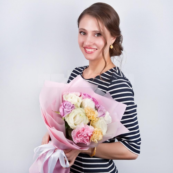 White rose 50 cm - 4, Pink rose 50 cm - 6, Yellow carnation - 3, Carnation white, cream - 3, Pink carnation - 3, Wrapping Paper, Ribbon