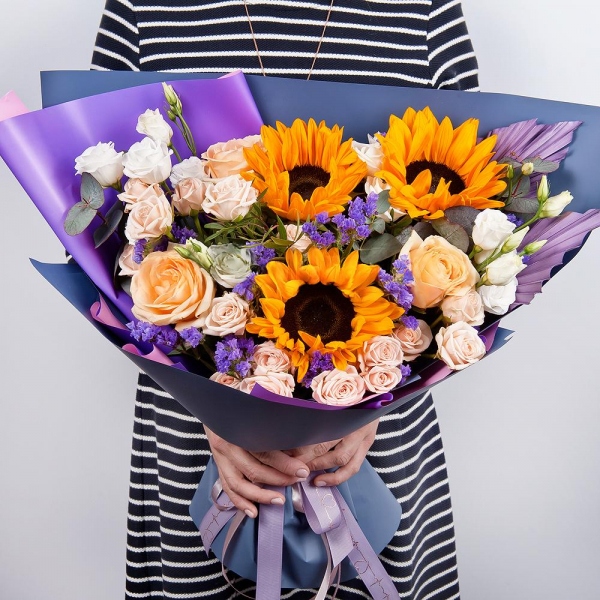 lisianthus - 4, Sunflower - 3, Spray rose: white, cream, light pink 50 cm - 6, Rose Cream 50 cm - 5, Eucalyptus Cinerea, Blue Statice, Dried flowers decor, Wrapping Paper