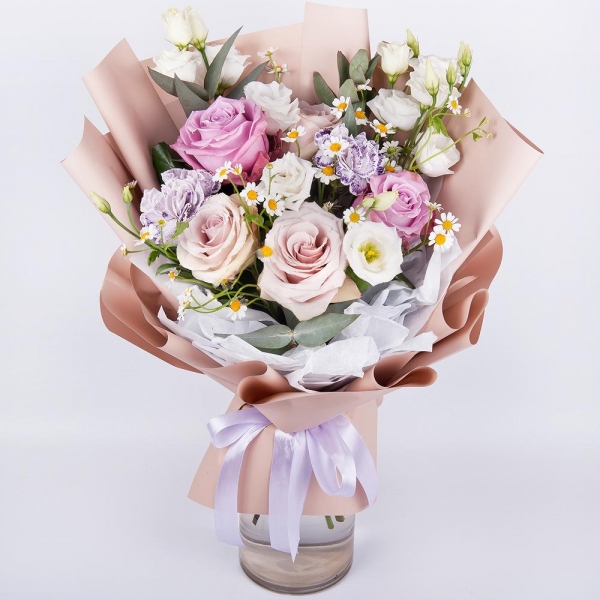 Rose Powder 50 cm Ecuador (Quicksand, Menta) - 3, Moody Blue Rose - 2, Lilac carnation - 5, lisianthus - 4, Chamomile - 1, Eucalyptus, Wrapping Paper