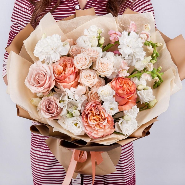 Rose Powder 50 cm Ecuador (Quicksand, Menta) - 4, Peony rose Kahala 50 cm - 5, Spray rose: white, cream, light pink 50 cm - 4, Carnation white, cream - 4, Alstromeria white, soft pink - 4, lisianthus - 5, Ornithogalum, Wrapping Paper