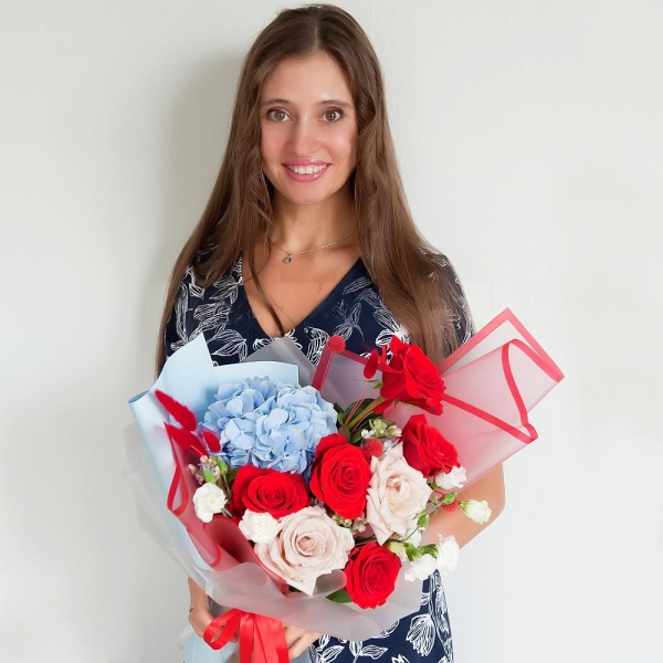 Blue/purple hydrangea - 1, Red rose 50 cm - 6, Rose Cream 50 cm - 3, lisianthus - 1, White spray carnation - 3, Waxflower (1 pc.), Dried flowers in assortment, Wrapping Paper