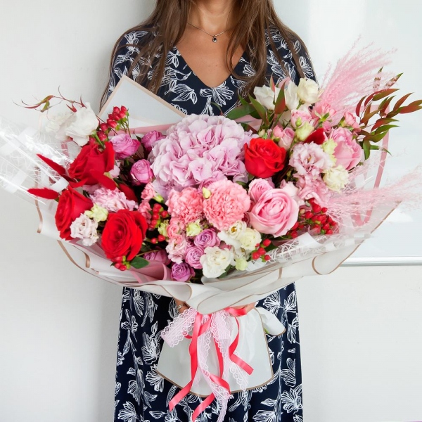 Red rose 50 cm - 5, Pink rose 50 cm - 4, Pink Hydrangea - 1, Pink carnation - 5, Pink spray carnation - 4, Peony sprayrose - 2, Bright pink spray rose mix, 50 cm - 2, lisianthus - 2, Pink Lisianthus (Eustoma) - 2, Hypericum, Ruscus italian, Dried flowers in assortment, Wrapping Paper