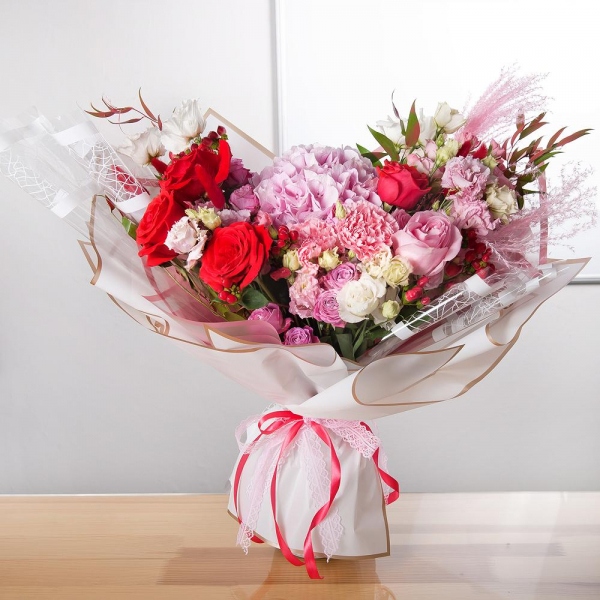 Red rose 50 cm - 5, Pink rose 50 cm - 4, Pink Hydrangea - 1, Pink carnation - 5, Pink spray carnation - 4, Peony sprayrose - 2, Bright pink spray rose mix, 50 cm - 2, lisianthus - 2, Pink Lisianthus (Eustoma) - 2, Hypericum, Ruscus italian, Dried flowers in assortment, Wrapping Paper