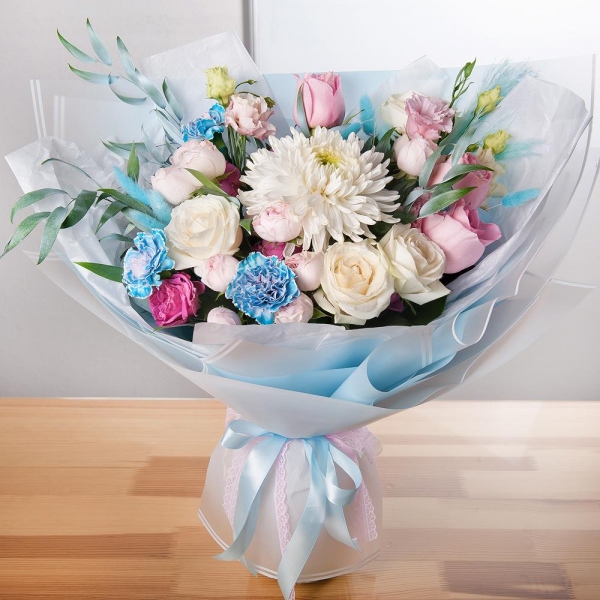 Magnum White Chrysanthemum - 1, Pink rose 50 cm - 4, White rose 50 cm - 5, Blue carnation - 6, lisianthus - 1, Peony sprayrose - 4, Pink Lisianthus (Eustoma) - 2, Ruscus italian, Dried flowers in assortment, Wrapping Paper