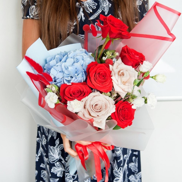 Blue/purple hydrangea - 1, Red rose 50 cm - 6, Rose Cream 50 cm - 4, lisianthus - 2, White spray carnation - 4, Waxflower (1 pc.), Dried flowers in assortment, Wrapping Paper, Ribbon