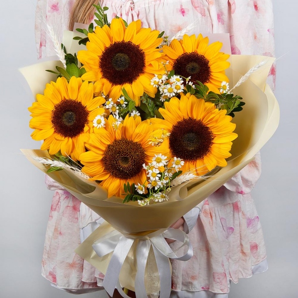 Sunflower - 9, Chamomile - 5, Dried flowers in assortment, Pistachio, Wrapping Paper