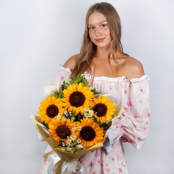 Sunflower - 9, Chamomile - 5, Dried flowers in assortment, Pistachio, Wrapping Paper