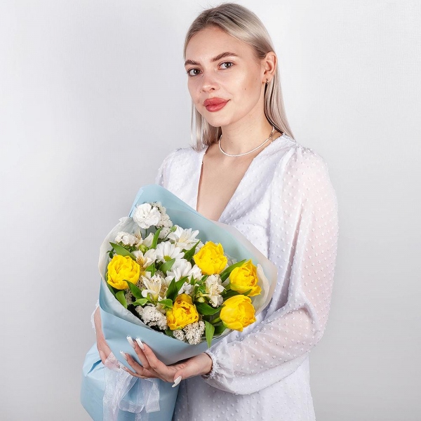 Yellow tulip - 7, Bacardi White Spray Chrysanthemum - 1, Alstromeria white, soft pink - 2, White spray carnation - 1, White statice, Wrapping Paper