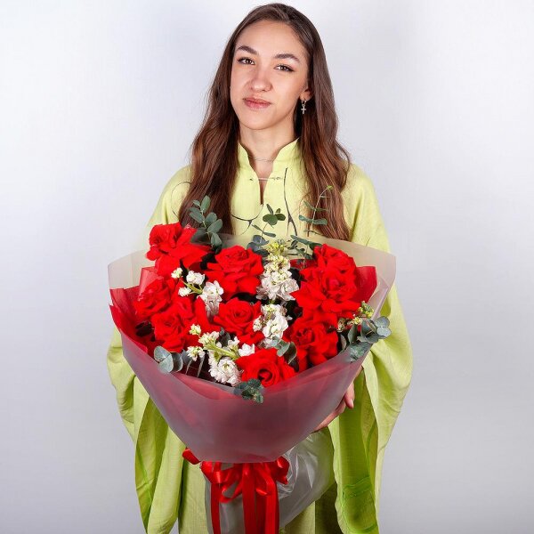 Роза Нина красная 50 см - 17, Маттиола белая - 5, Эвкалипт цинерия, Современная упаковка