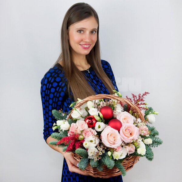 Pink rose 50 cm - 3, Spray rose: white, cream, light pink 50 cm - 3, lisianthus - 3, Carnation white, cream - 2, Medium Basket, Oasis, Spruce branches (1pc.), Solidago (1 pc.), Waxflower (1 pc.), Christmas decor (set)