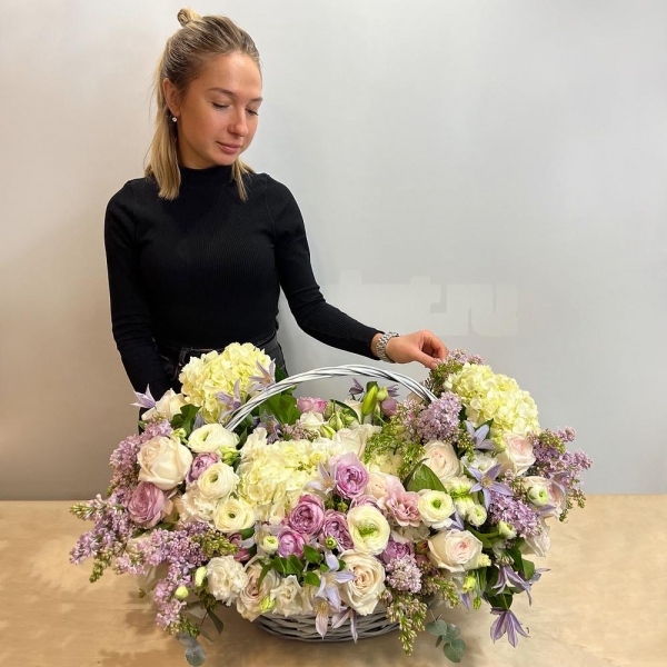  White Hydrangea - 7, Spray peony rose Misty Bubbles, 50 cm - 15, Lilac Bush - 15, Peony style roses - 27, lisianthus - 13, Ranunculus White - 13, Large Basket, Oasis, Eucalyptus Cinerea, Clematis branch